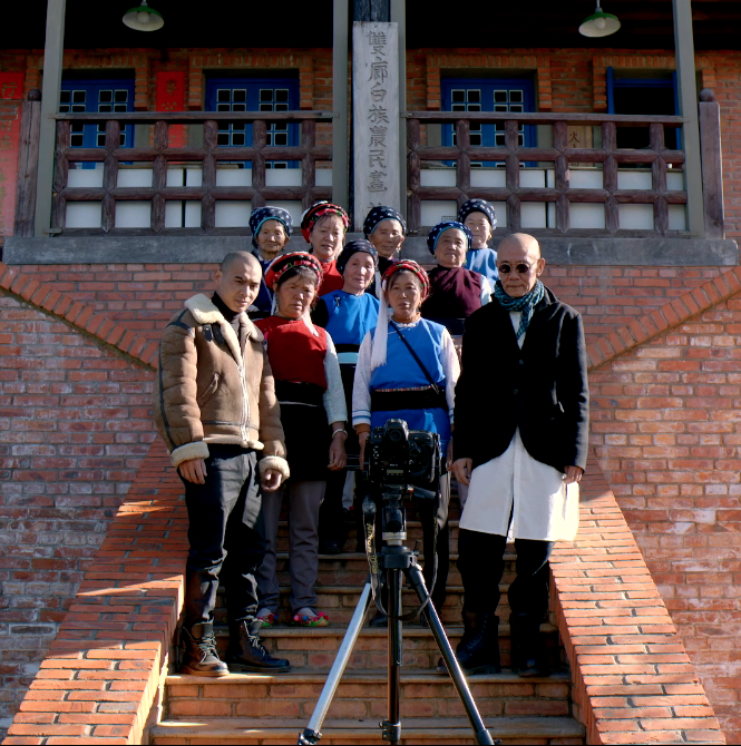 The protagonists of Up the Mountain, including master Shen, take a group portrait